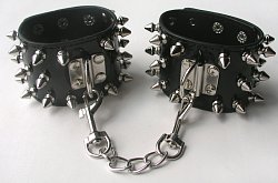 Наручи из искусственной кожи с шипами черные