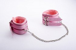 Оковы розовые из искусственной кожи с мехом на двух ремешках
